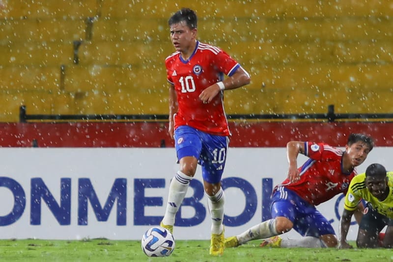 Bajo una intensa lluvia Chile se impuso a Colombia en la cuarta fecha del Sudamericano Sub 17. (Crédito: @LaRoja)