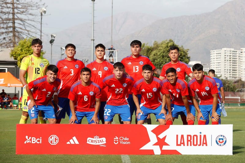 formó con M.Contreras; F.Faundez, I.Román, M. Pérez, I.Garguez; G. Pinto, J.Carcamo, L.Hernández; I.Vásquez, E.Ramos y D.Pizarro ante Argentina. (Foto: @LaRoja)