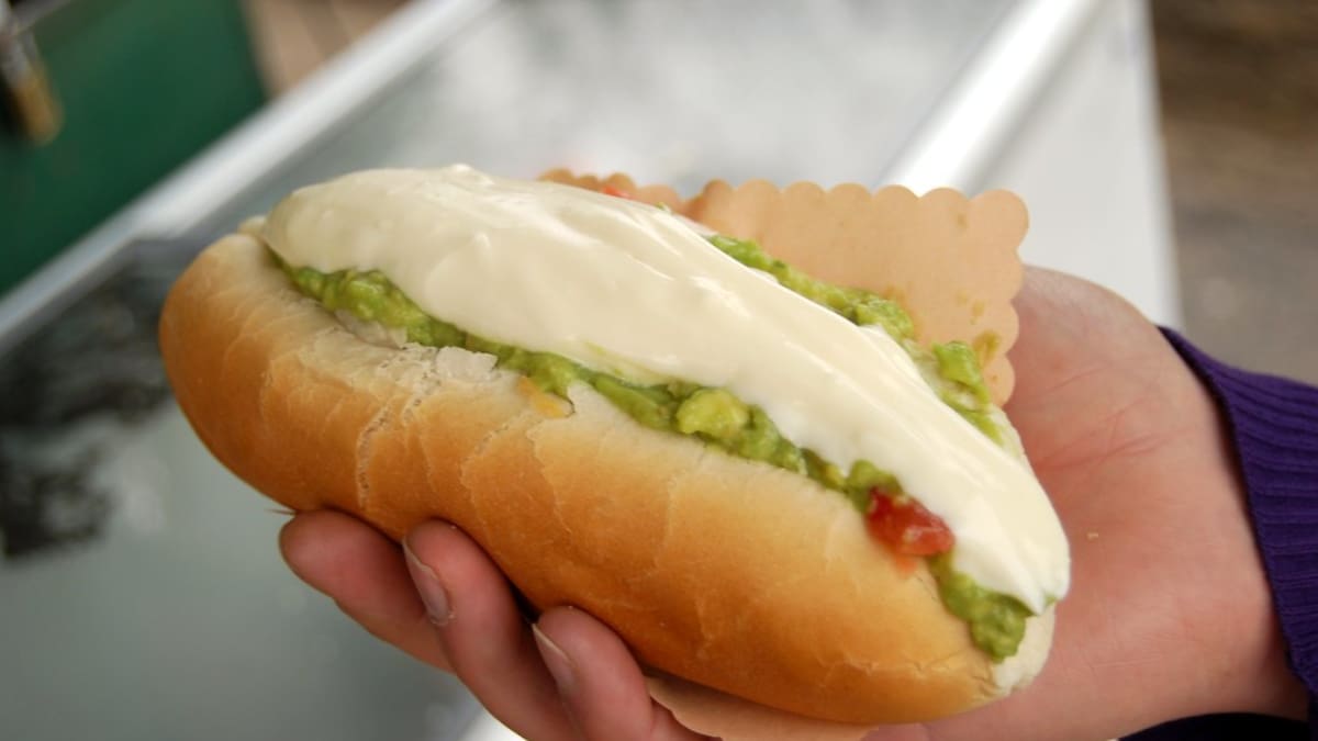 Los mejores lugares del centro de Santiago para comer completos: 3 locales clásicos que no fallan