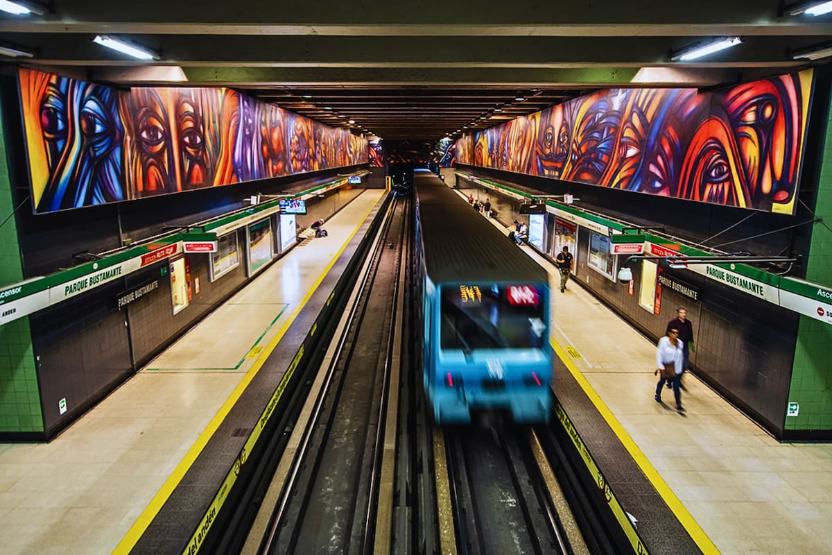 Iniciativa impulsada por Metro de Santiago para llenar de arte la Línea 7. Foto: Metro de Santiago.