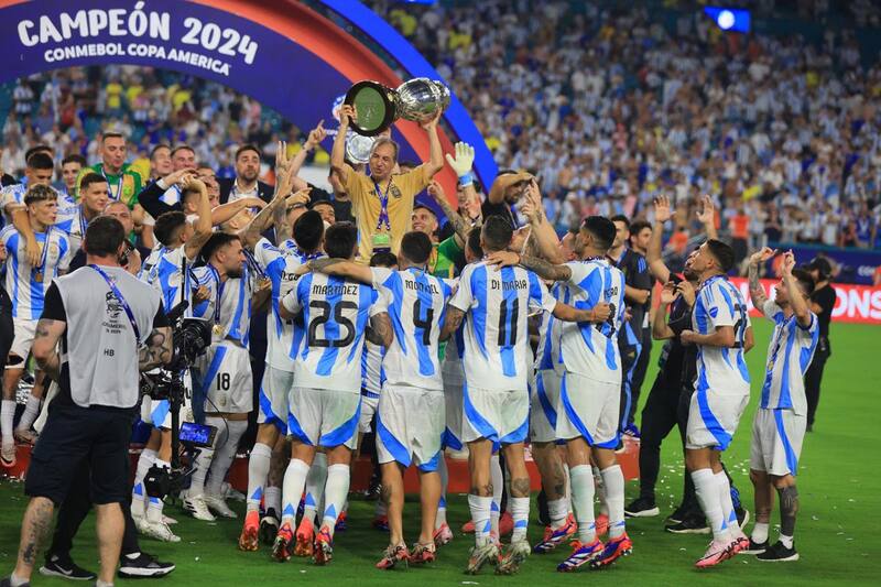 La Selección Argentina festejó en el Hard Rock Stadium hasta pasadas las 2 de la mañana. (Foto: EFE)