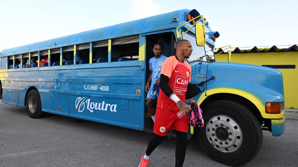 VIDEO | Serán la sensación del Mundial: Curazao llega a los partidos... en bus escolar y sin ventanas