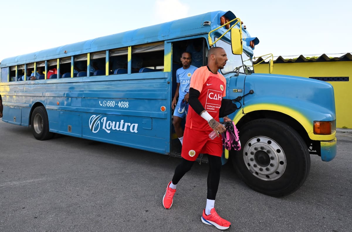 VIDEO | Serán la sensación del Mundial: Curazao llega a los partidos... en bus escolar y sin ventanas