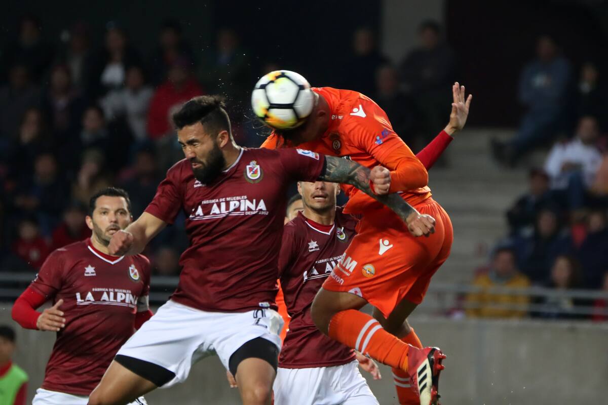 Futbol, La Serena vs Cobreloa.
Vigesimo sexta fecha Campeonato Loto 2018 primera B, el jugador de Cobreloa Miguel Sanhueza (d) disputa el baln contra Sergio Ojeda , durante el partido jugado en el estadio La Portada.
La Serena, Chile.
06/10/2018
Hernan Contreras/Photosport