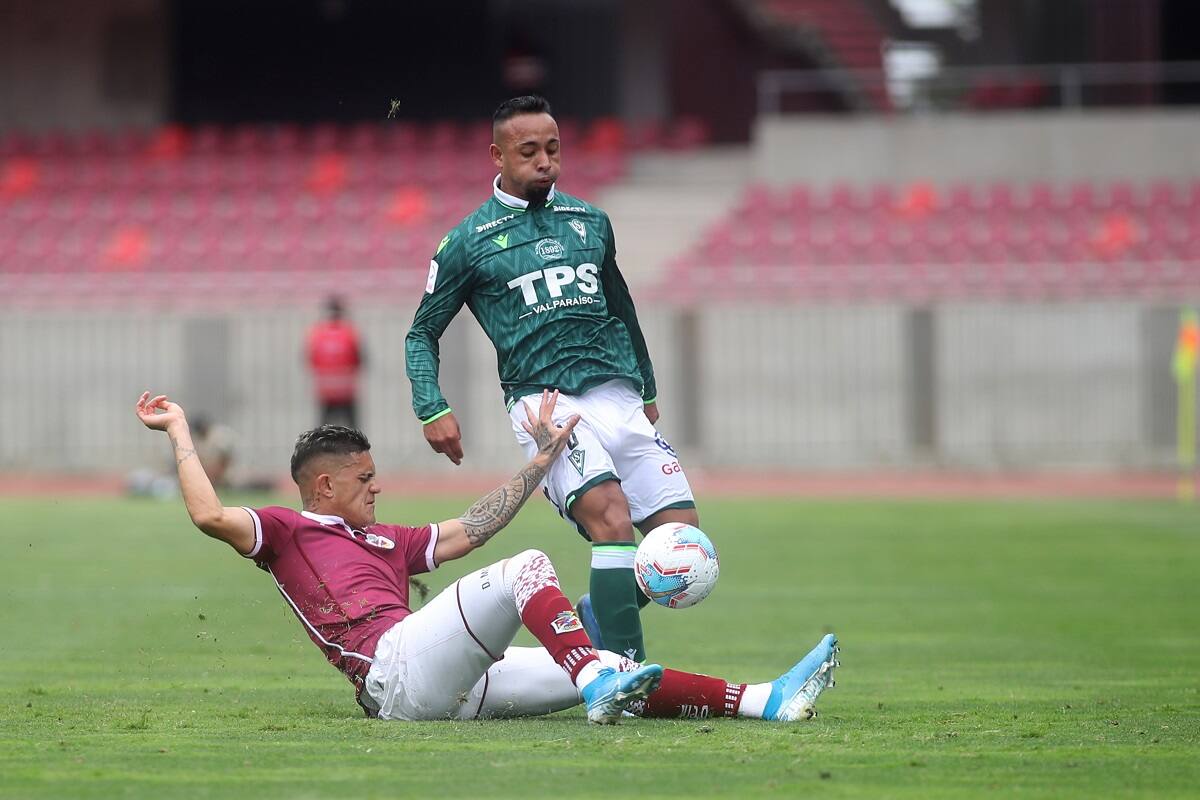 Futbol, La Serena vs Wanderes
Quinta fecha, campeonato AFP Plan Vital 2020 primera rueda.
El jugador de La Serena David Montoya, izquierda, disputa el balon con Bernardo Cerezo de Wanderers durante el partido de primera division realizado en el estadio La Portada de La Serena, Chile.
23/02/2020
Hernan Contreras/Photosport
Football, La Serena vs Wanderers
Fifth date, 2020 National Championship
La Serena's player David Montoya, left, battles for the ball against Bernardo Cerezo of Wanderers during the first division match held at the La Portada stadium of La Serena, Chile.
23/02/2020
Hernan Contreras/Photosport