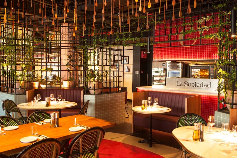 El espacio reúne lo mejor de tres restaurantes en Zoco Santiago.