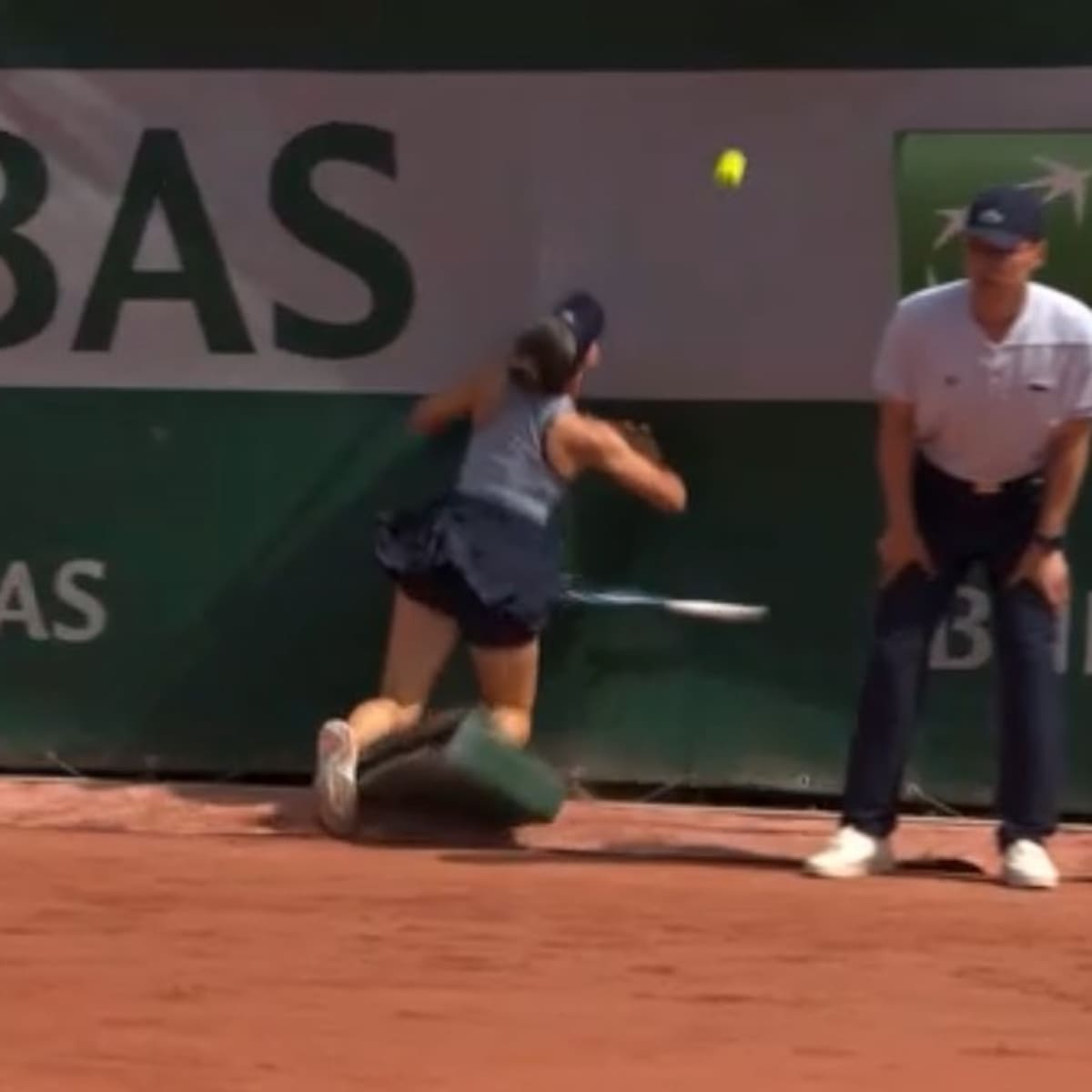 VIDEO | Suman y siguen: otra terrible lesión en Roland Garros por culpa de la cancha