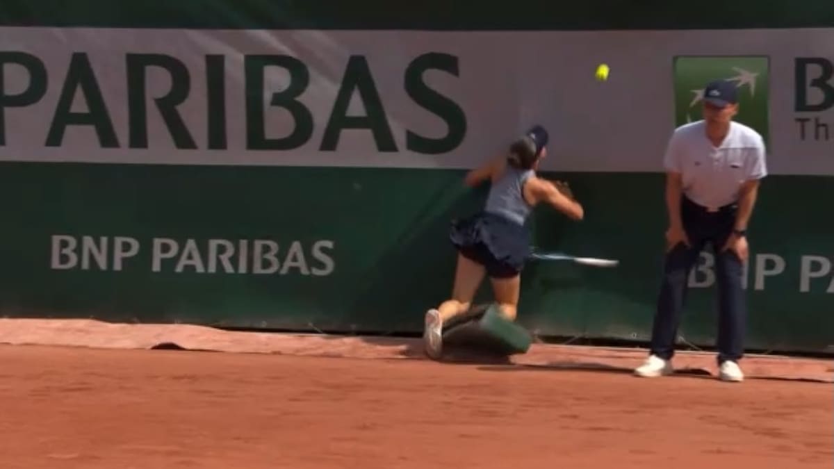 VIDEO | Suman y siguen: otra terrible lesión en Roland Garros por culpa de la cancha