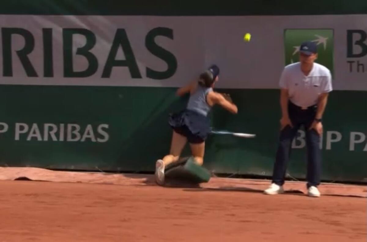VIDEO | Suman y siguen: otra terrible lesión en Roland Garros por culpa de la cancha