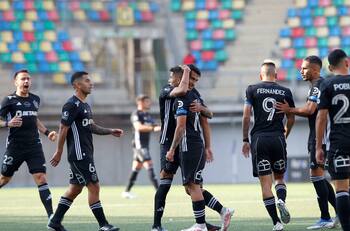 FOTOS | Llegaron igual: hinchas de la U asistieron al partido ante Audax Italiano pese a prohibición