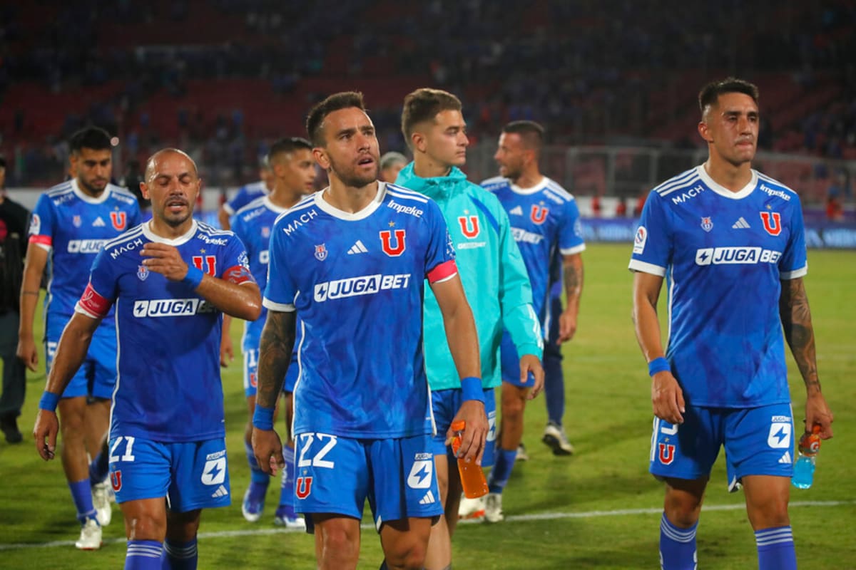 Jugadores azules se van a despedir d ela gente tras el empate ante Cobresal. Foto: Aton.