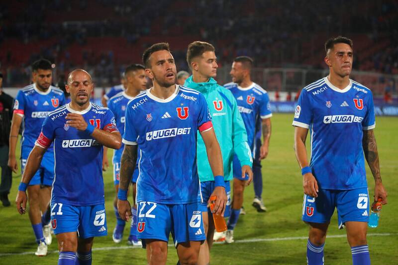 Jugadores azules se van a despedir d ela gente tras el empate ante Cobresal. Foto: Aton.