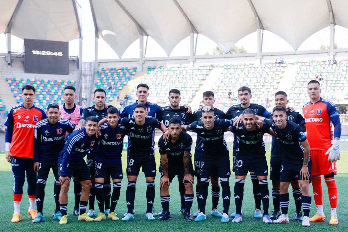 La U en el partido ante Audax Italiano, con las tribunas desiertas como telón de fondo. Foto: Agencia Aton.