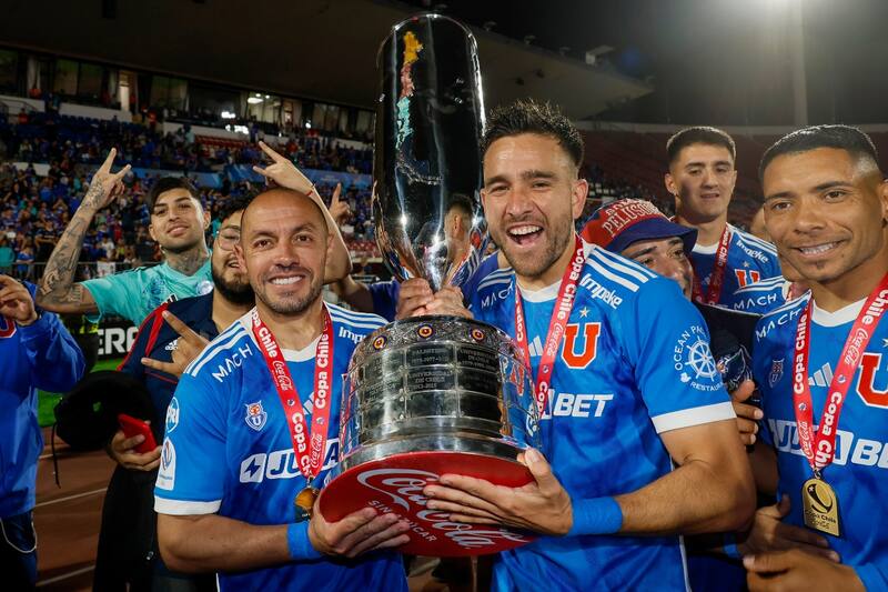 levantando la Copa Chile. Foto: Agencia Aton.