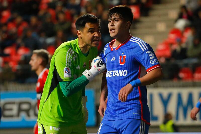 Cristopher Toselli y Marcelo Morales durante el partido de Unión La Calera vs. Universidad de Chile. Foto: Aton.