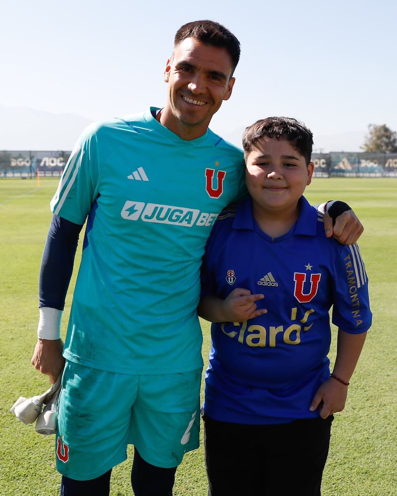 Toselli comparte con joven hincha azul en el CDA. Foto: @udechile.