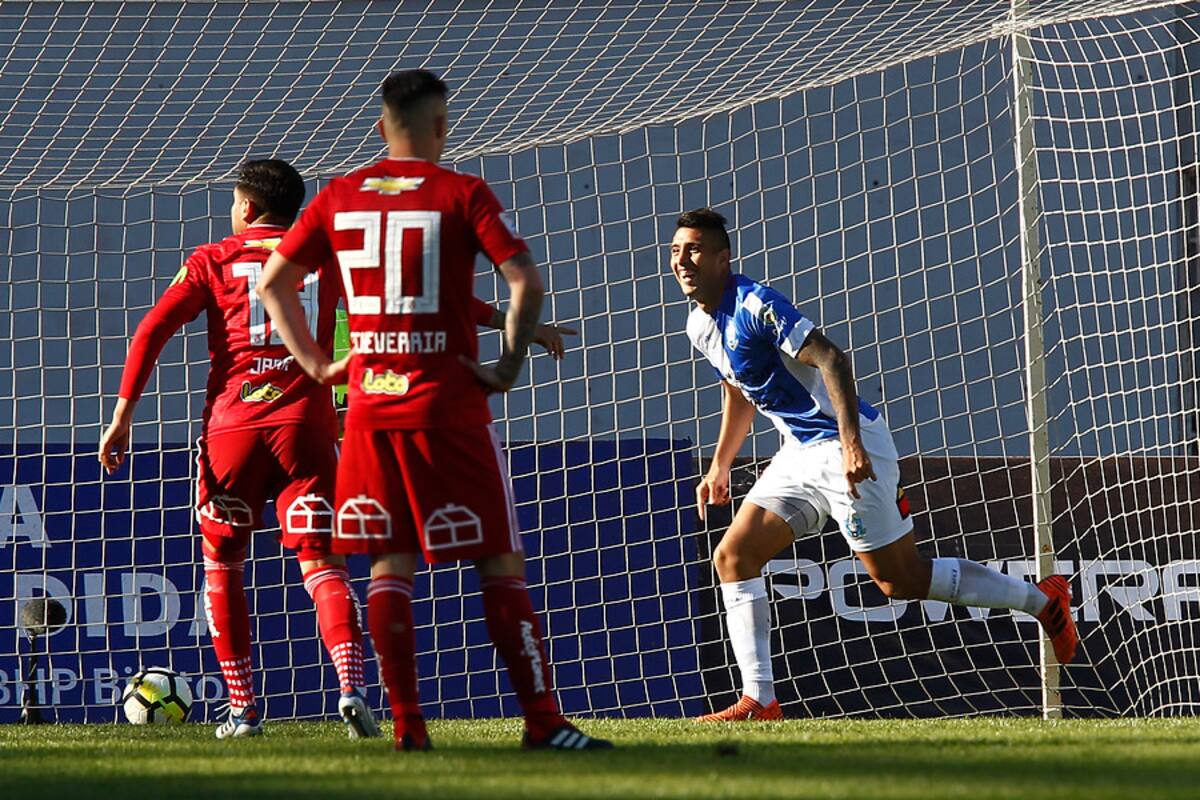 El jugador de Antofagasta Rodrigo Contreras, derecha, celebra su gol contra Universidad de Chile durante el partido de primera division en el estadio Calvo y Bascuñan (2018). Foto: Aton
