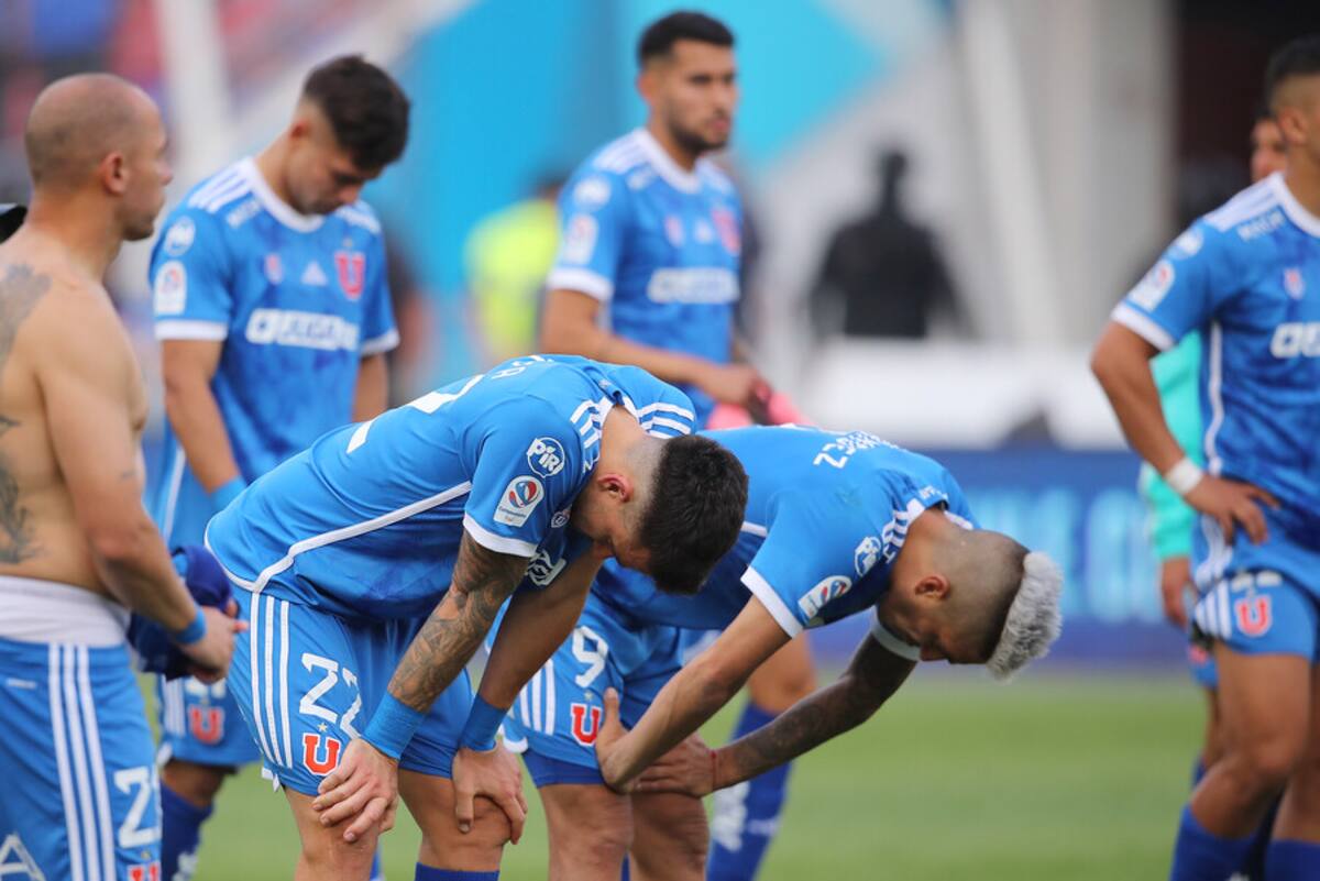 El futbolista que vivió su peor día desde que llegó a la U: fue uno de los villanos y terminó llorando. Foto: Aton.