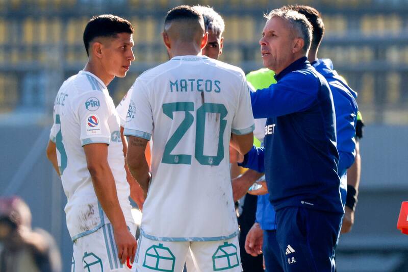 Los azules tuvieron un complicado partido ante Everton en Viña. Foto: Aton.