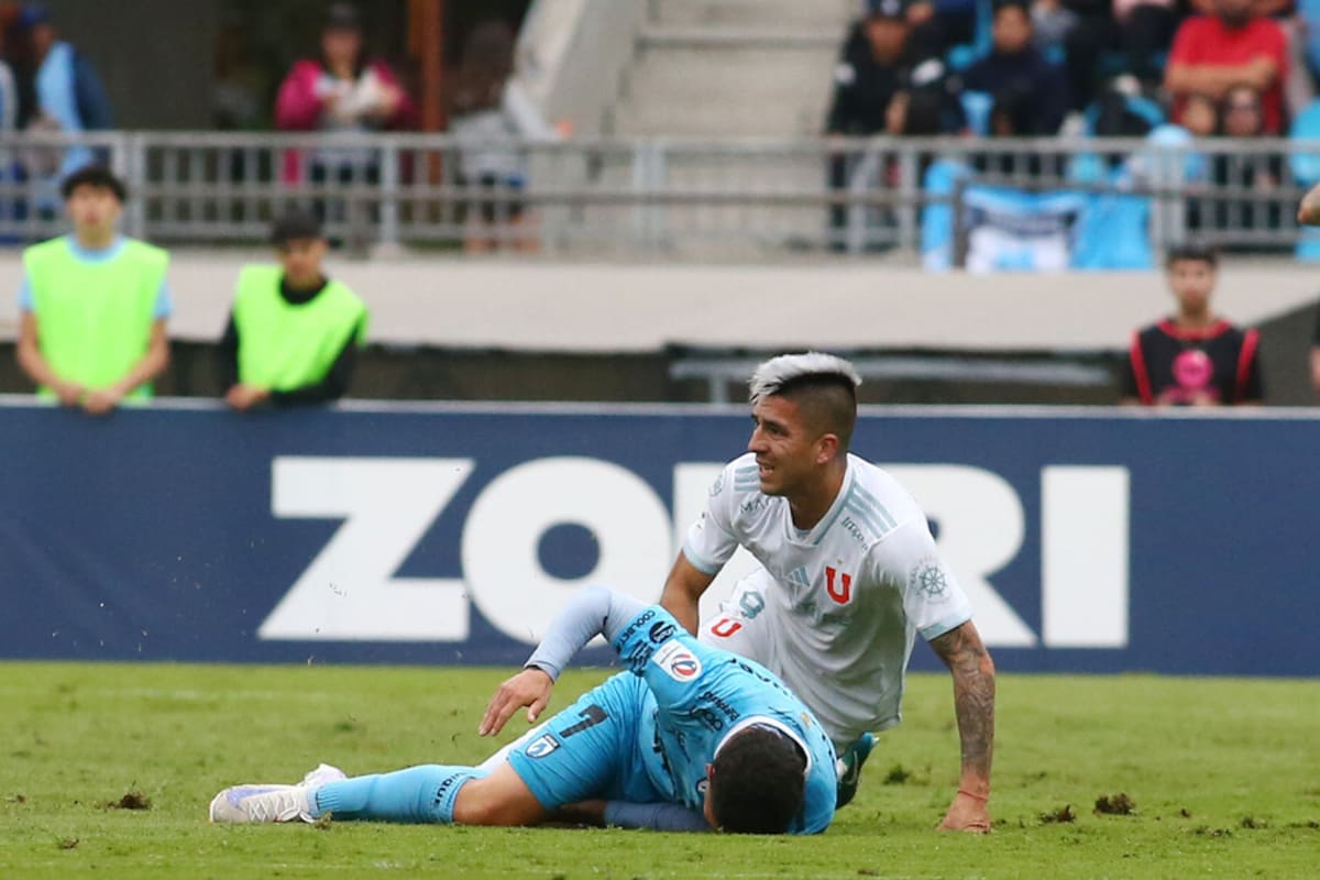 Leandro Fernández fue expulsado tras una fuerte falta ante Iquique. Foto: Aton.