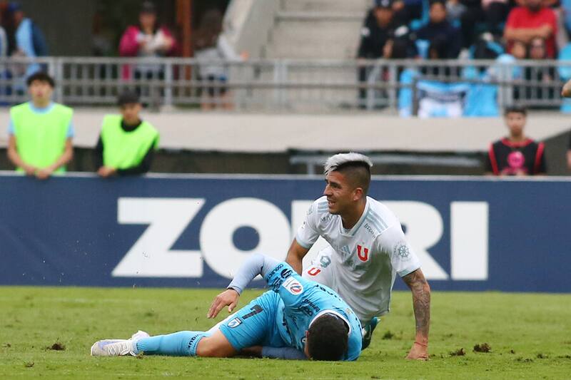 Leandro Fernández fue expulsado tras una fuerte falta ante Iquique. Foto: Aton.
