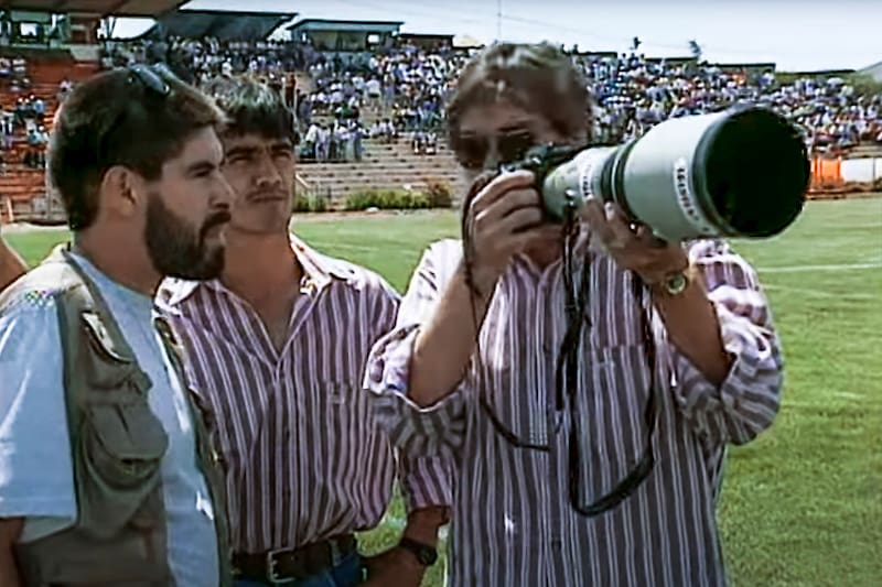 Una hora y media antes del partido, Alvújar con Fabián Guevara "probando" el tele 300 en la cancha de El Salvador. Atrás, el desaparecido Juan Carlos Ibáñez.