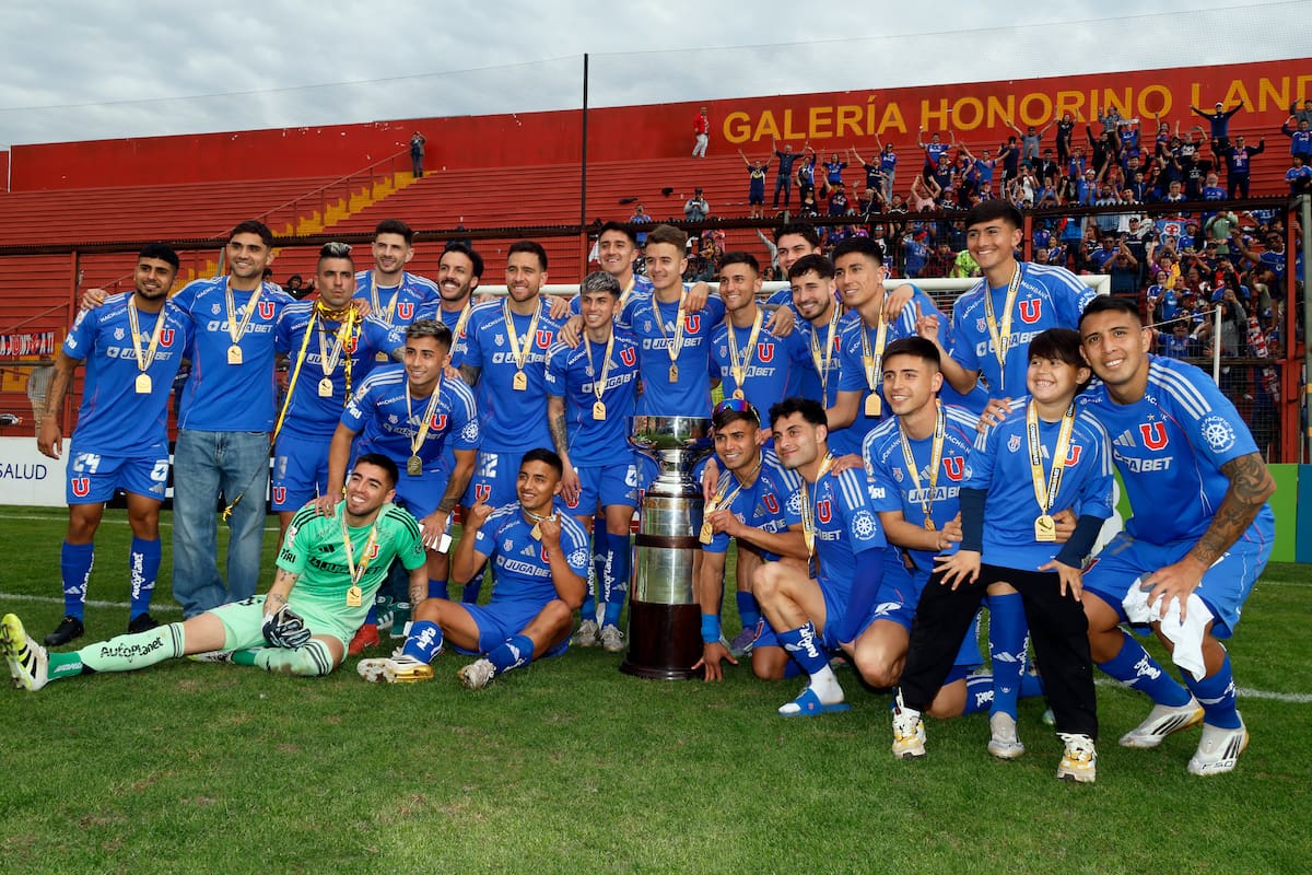 El plantel de jugadores de Universidad de Chile celebra en el Santa Laura.