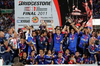 Ex multicampeón con la U la pasa mal en su primera experiencia como DT: quedó sin club