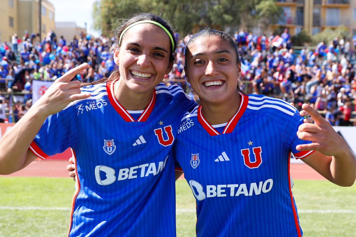 Daniela Zamora y Llanka Groff celebran el triunfo sobre Coquimbo Unido, con un buen marco de público de fondo. Fotos: Prensa Universidad de Chile.