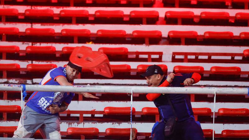 “Barbarie en el fútbol”, “masacre”: la prensa mundial reacciona a los graves incidentes entre barristas de la U e Independiente