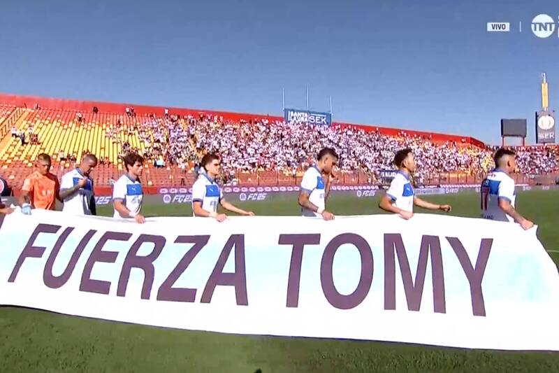 El plantel en apoyo a Thomas Gillier.