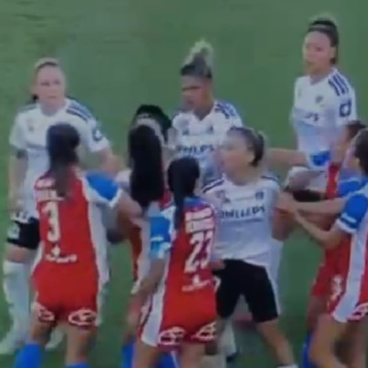 VIDEO | Con manotazos incluidos: la pelea que se armó en el Clásico entre la UC y Colo-Colo por la Liga Femenina