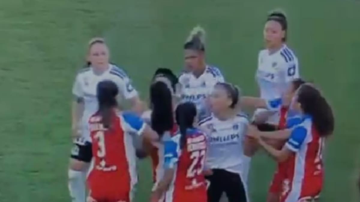 VIDEO | Con manotazos incluidos: la pelea que se armó en el Clásico entre la UC y Colo-Colo por la Liga Femenina