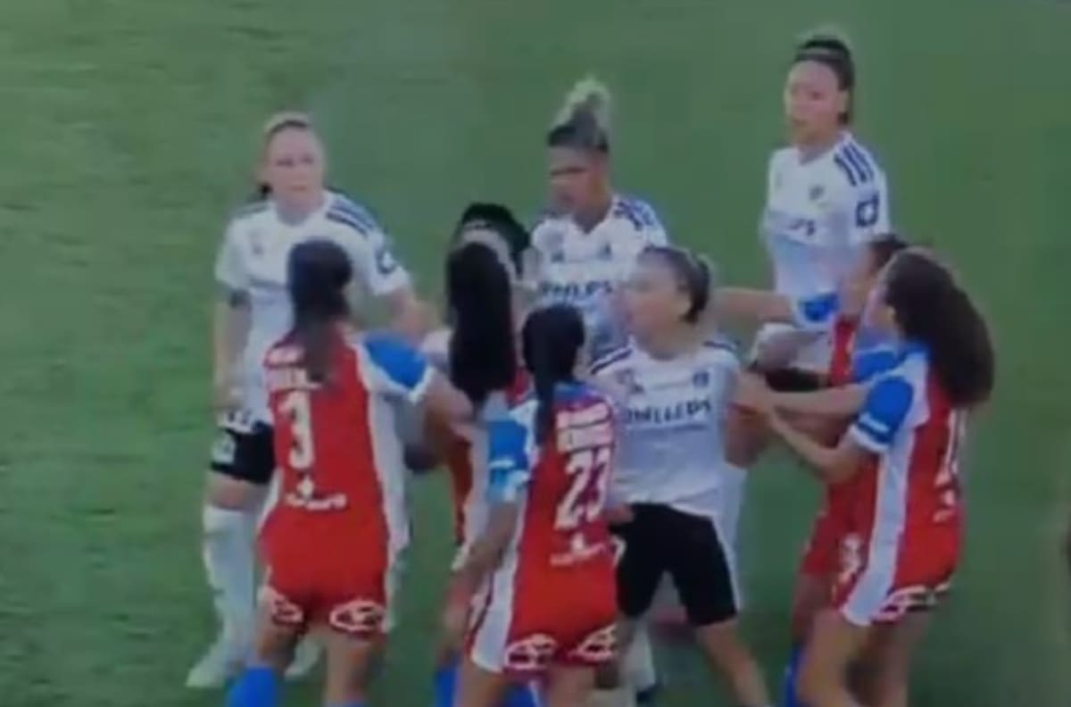 VIDEO | Con manotazos incluidos: la pelea que se armó en el Clásico entre la UC y Colo-Colo por la Liga Femenina