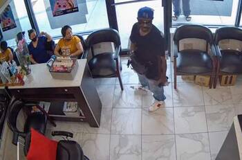 VIDEO | Ignoran a ladrón en medio de un intento fallido de asalto a un salón de belleza: “El peor robo de la historia”