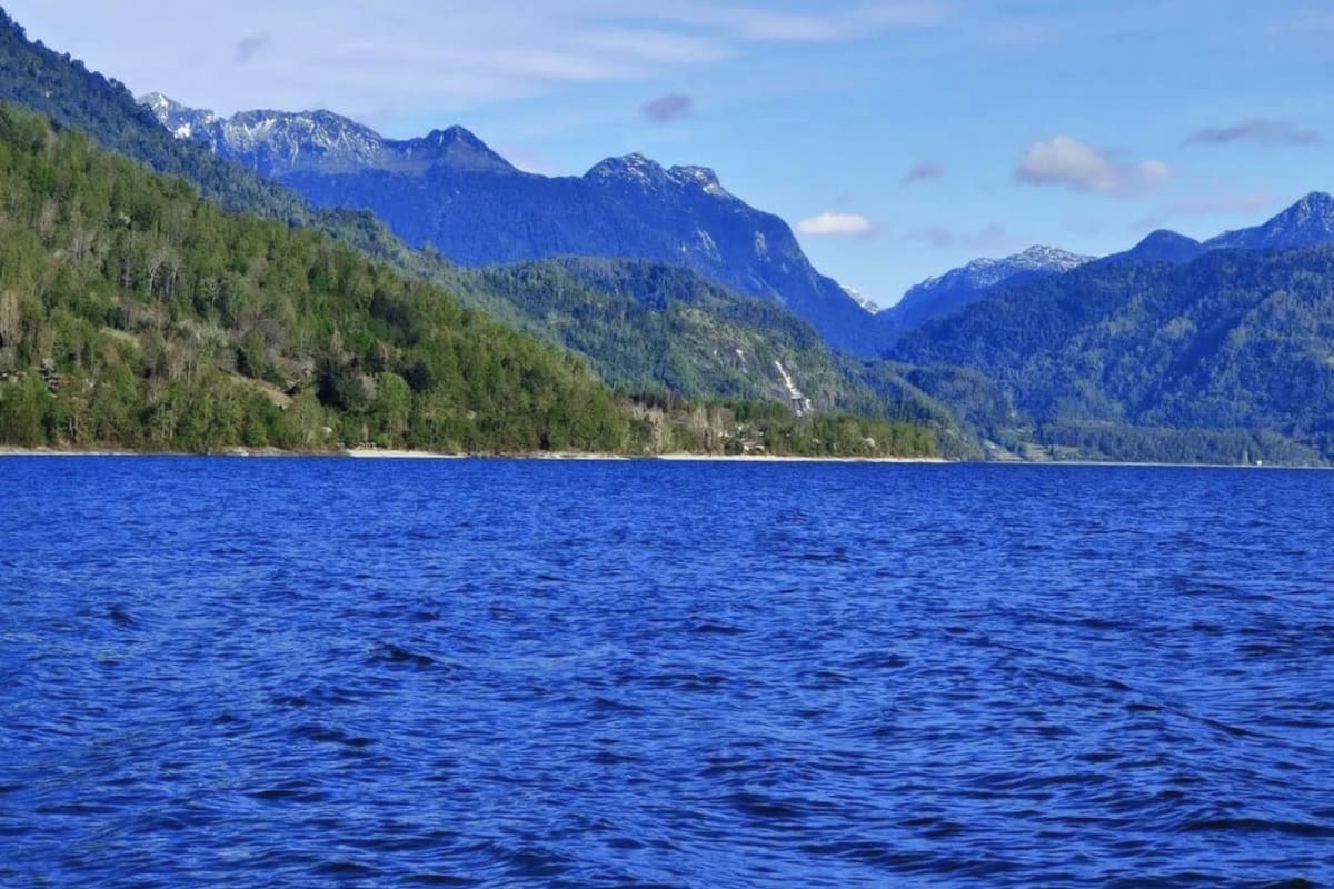 Un paisaje hermoso que puedes recorrer gracias a este asombroso camping. Créditos: @camping_kayaks_maihueaventura vía Instagram.