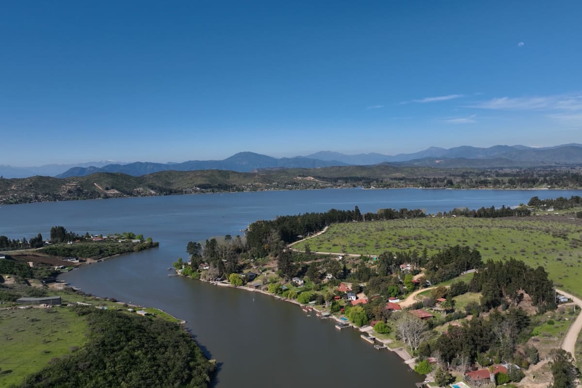 Se ubica a solo dos horas de Santiago.