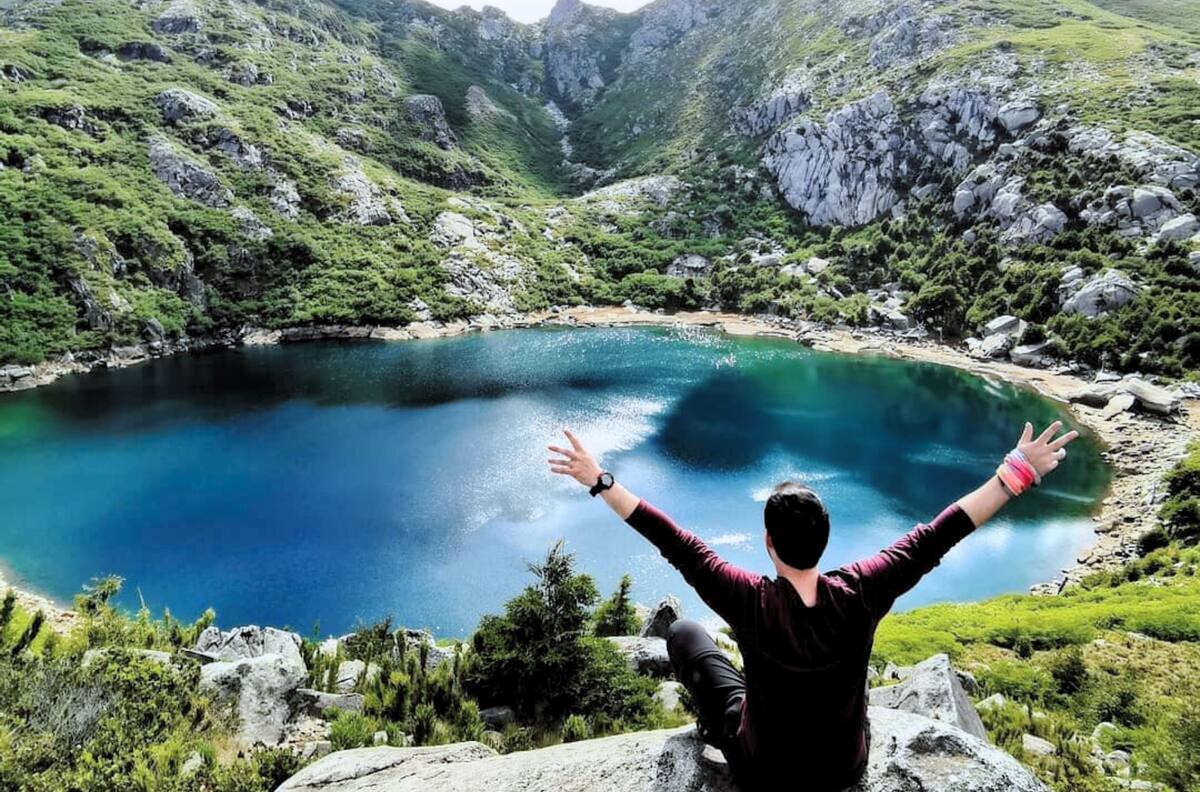 Si estás cansado de los panoramas repletos de gente, esta increíble laguna de aguas cristalinas en el sur de Chile es para ti