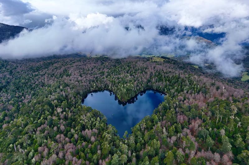 Con su particular forma de corazón, este lugar deslumbra a sus visitantes e inspira al romance durante las vacaciones de verano. Créditos: Pedro Astorga en Instagram.
