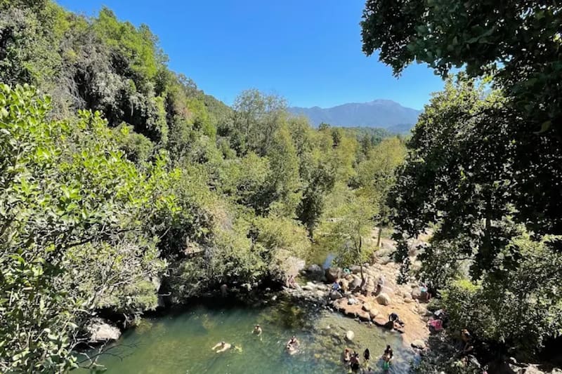Este lugar es ideal para una escapada por el día cerca de Santiago, permitiendo relajarse en medio de la naturaleza. Créditos: Google Maps.