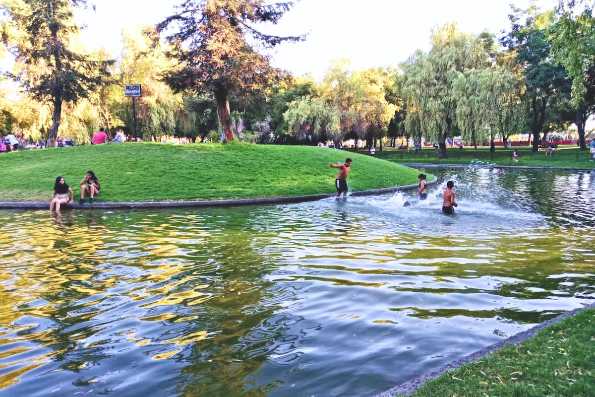 Un espacio artificial que invita a refrescarse de las altas temperaturas. Créditos: Google Maps.