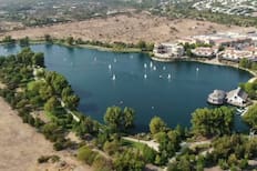 Sin salir de la RM: Este parque gratuito con laguna permite alimentar peces y es ideal para visitar en primavera