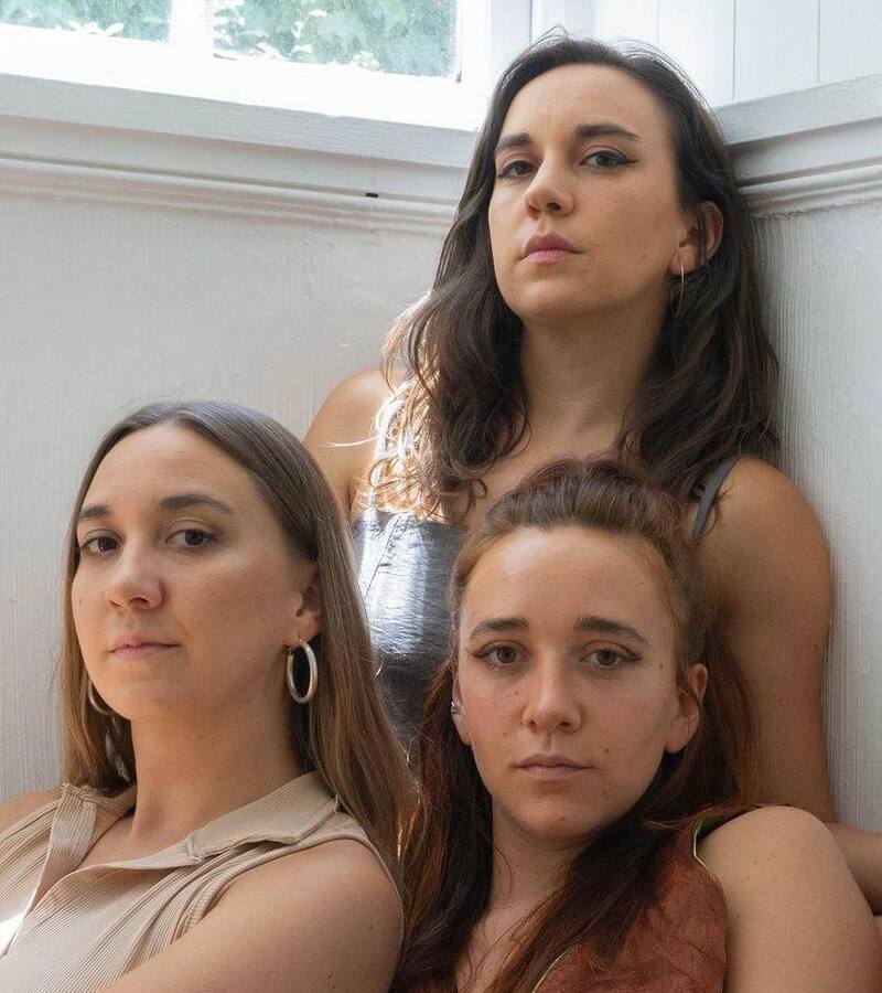 El trío musical han trabajado codo a codo José Pinedo la actriz Montserrat Ballarín para su presentación en el Lollapalooza Chile 2024.
