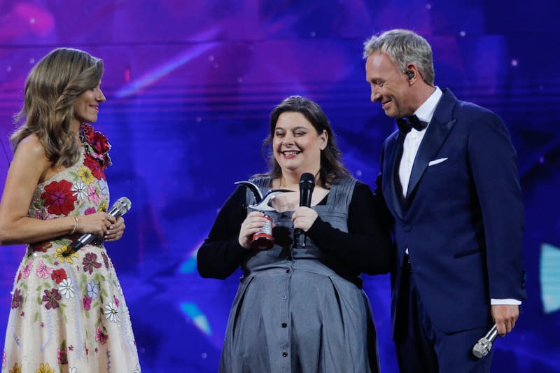 Laila Roth recibiendo gaviota de plata en el Festival de Viña 2023
Créditos: Agencia Uno.