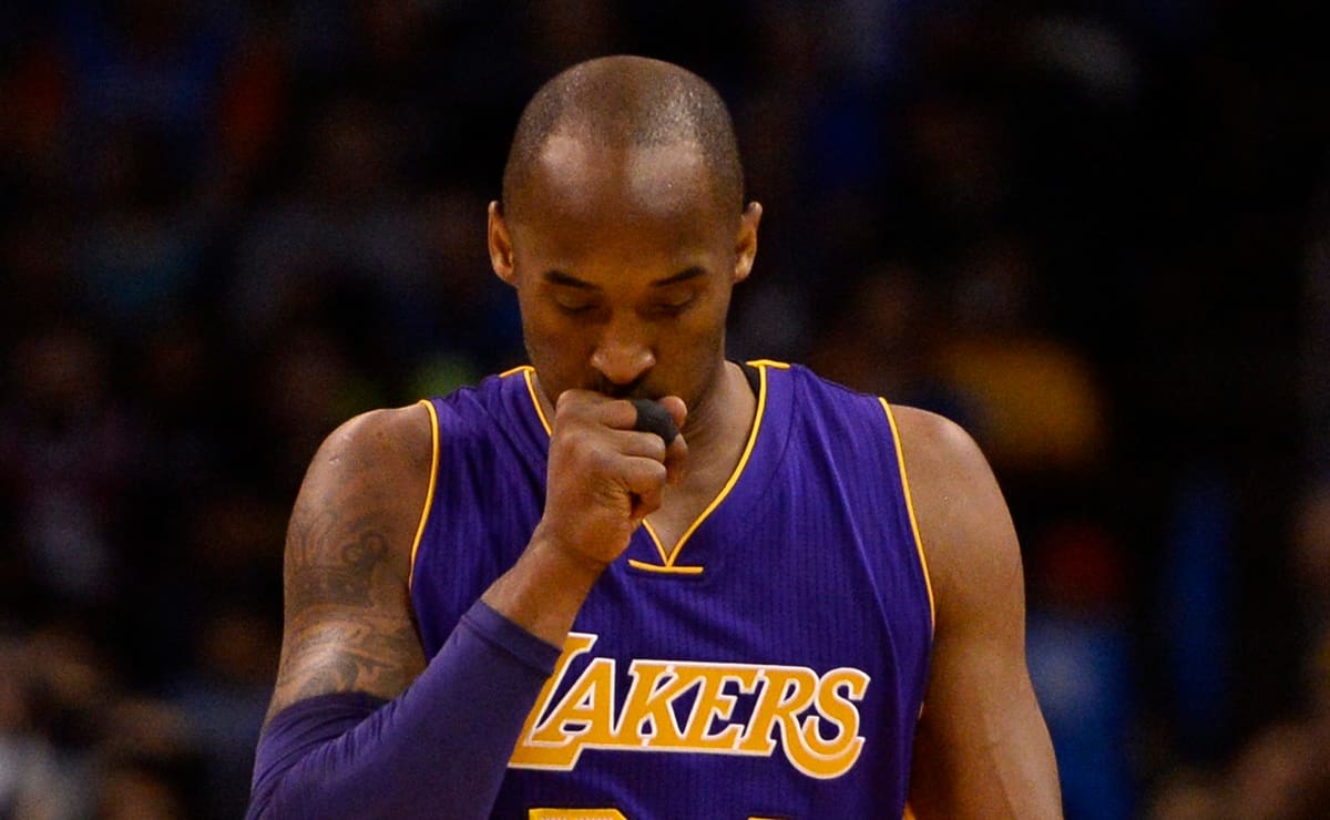 El jugador de los Lakers Kobe Bryant juega en 2016, en un partido frente a Thunder.