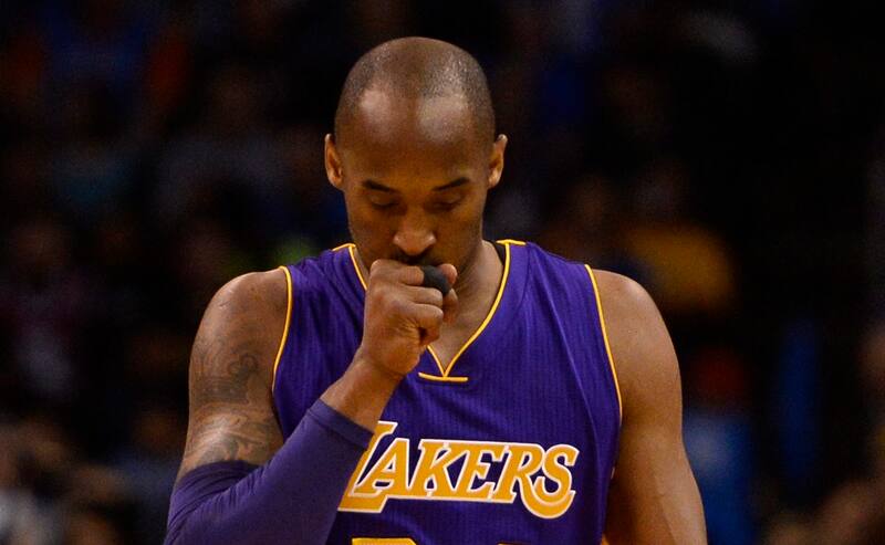 El jugador de los Lakers Kobe Bryant juega en 2016, en un partido frente a Thunder.
