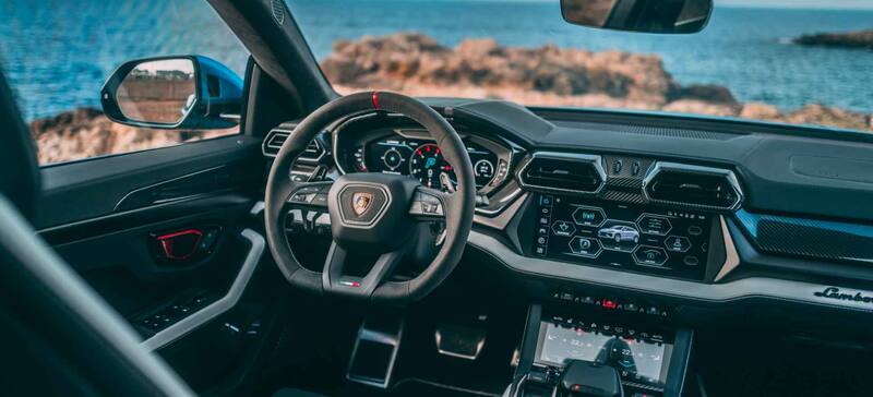 El auto de lujo tiene un interior inspirado en aeronáutica.