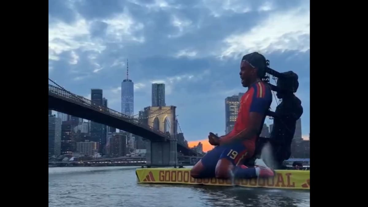 VIDEO | Un gigante Lamine Yamal apareció flotando en pleno río en Nueva York
