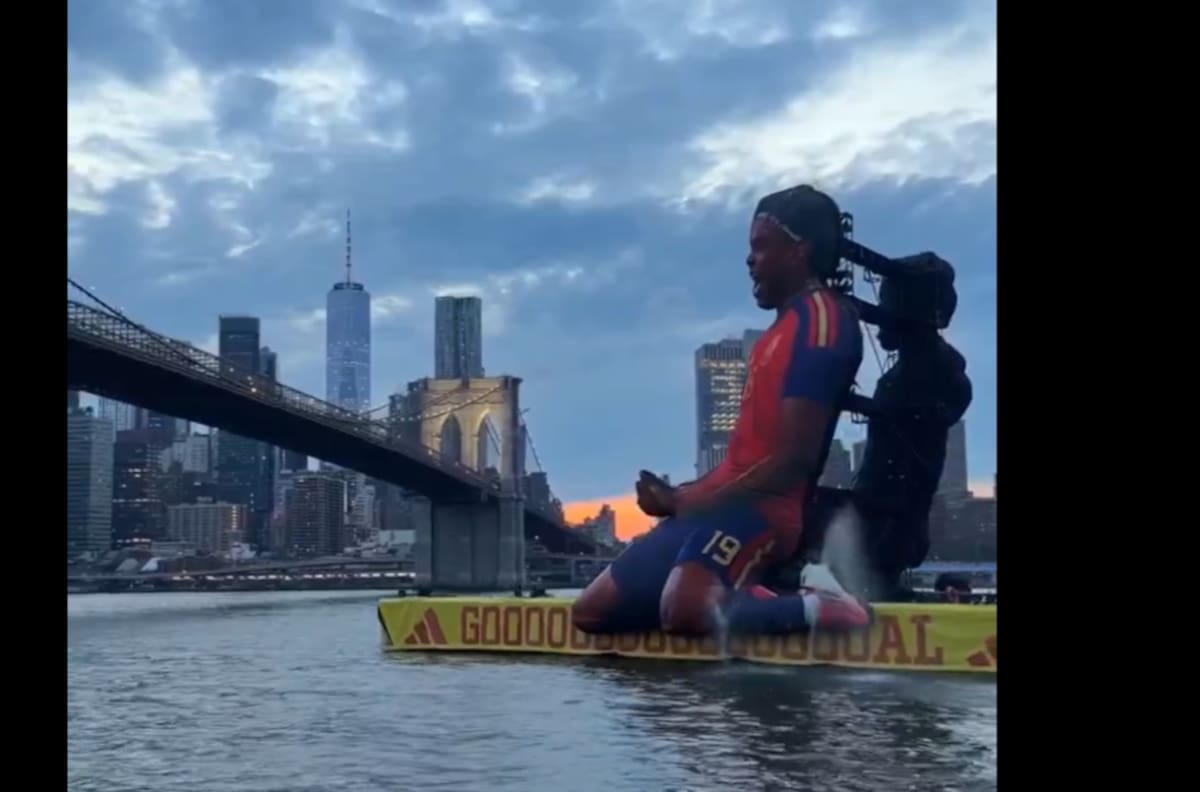 VIDEO | Un gigante Lamine Yamal apareció flotando en pleno río en Nueva York