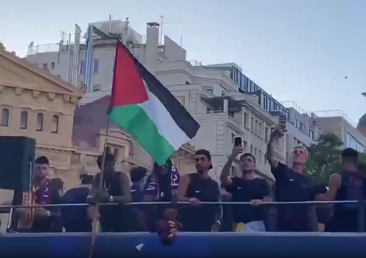 El delantero con la bandera de Palestina.